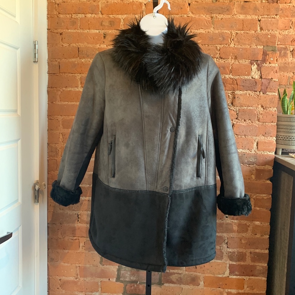T TAHARI Faux fur/faux suede coat